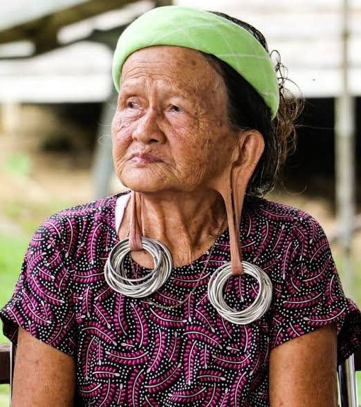Budaya perempuan telinga Panjang Suku Dayak Apokayan (dok: merdeka)