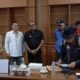 Wakil Bupati Kutai Timur, Kasmidi Bulang (tengah) saat mendengarkan tuntutan GEBRAK dalam peringatan May Day (dok: gayamnews)
