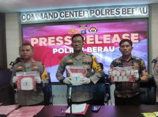 Kapolres Berau, Abdul Basyar (tengah) didampingi Kasat Reskoba, AKP Agus Priyanto (kanan) Saat Melakukan Konferensi Pers Terkait Penangkapan 2,5 kg Sabu dengan 2 tersangka (dok.gayamnews)