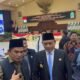 Ketua DPRD Kaltim, Hasanuddin Mas'ud (kiri, memakai rompi hitam) Wakil Gubernur Kaltim, Seno Aji (Kanan, mengenakan jas hitam).