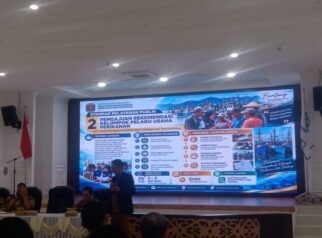Kepala Bidang Perikanan DKP3 Kota Bontang, Syamsu Wardi saat melakukan presentasi pada kegiatan Forum Konsultasi Publik, (Dok.Ay)